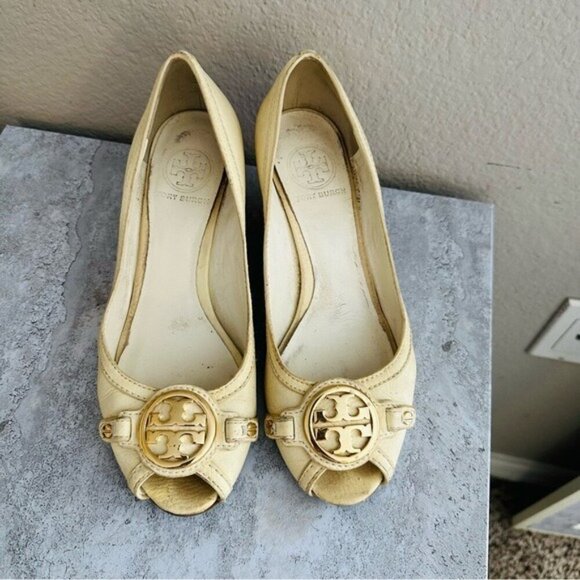 Tory Burch Off White Leather Logo Embellished Wedge Pumps Size 8 - Picture 4 of 12
